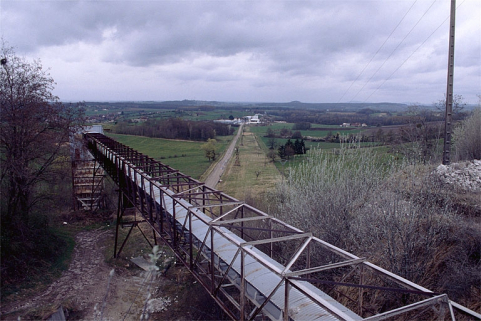 Convoyeur à bandes et silo à gypse de la carrière. © Région Bourgogne-Franche-Comté, Inventaire du patrimoine