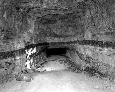 Passage du banc de gypse supérieur (dit n° 1) au banc inférieur (dit n° 3). Les couches sombres sont composées de marnes et de dolomies. © Région Bourgogne-Franche-Comté, Inventaire du patrimoine