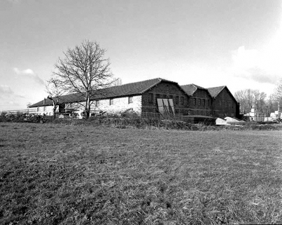 Vue de trois quarts arrière des bâtiments de production.De gauche à droite : pièce de séchage, atelier de fabrication et bâtiment des fours. © Région Bourgogne-Franche-Comté, Inventaire du patrimoine