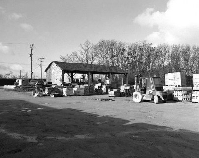 Entrepôt industriel (actuellement stockage de matériaux de construction). © Région Bourgogne-Franche-Comté, Inventaire du patrimoine