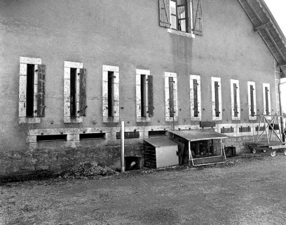 Façade latérale.Baies fromagères de la chambre à lait. © Région Bourgogne-Franche-Comté, Inventaire du patrimoine