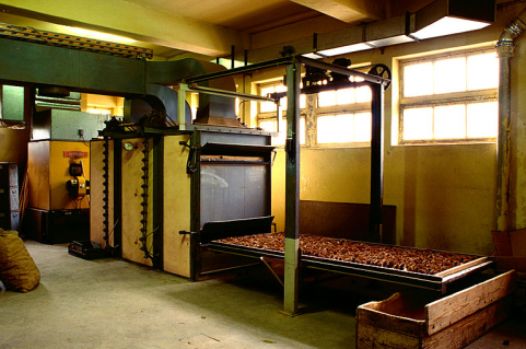 De gauche à droite : chaudière, séchoir et grille chargée de cônes sur le portique. © Région Bourgogne-Franche-Comté, Inventaire du patrimoine