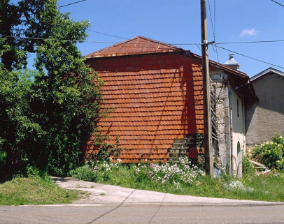 Essentage de tuiles sur la face gauche. © Région Bourgogne-Franche-Comté, Inventaire du patrimoine Essentage de tuiles sur la face gauche. © Région Bourgogne-Franche-Comté, Inventaire du patrimoine