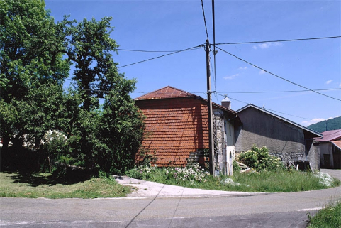 Vue de la façade comportant un essentage de tuiles. © Région Bourgogne-Franche-Comté, Inventaire du patrimoine Vue de la façade comportant un essentage de tuiles. © Région Bourgogne-Franche-Comté, Inventaire du patrimoine