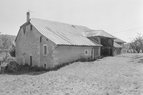 Façade postérieure et face droite. © Région Bourgogne-Franche-Comté, Inventaire du patrimoine Façade postérieure et face droite. © Région Bourgogne-Franche-Comté, Inventaire du patrimoine