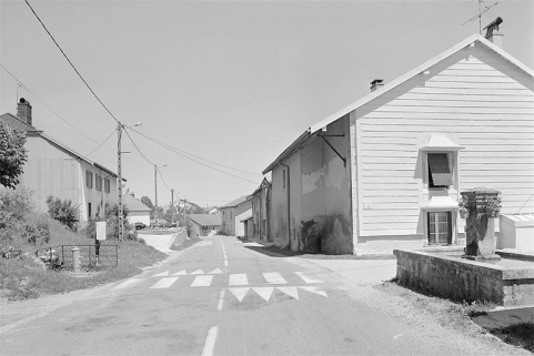Habitat assez discontinu le long de la rue principale. © Région Bourgogne-Franche-Comté, Inventaire du patrimoine