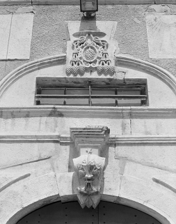 Détail du décor de la porte d'accès de la façade antérieure. © Région Bourgogne-Franche-Comté, Inventaire du patrimoine