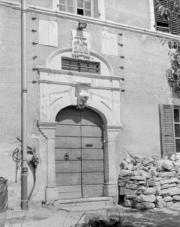 La porte d'accès de la façade antérieure. © Région Bourgogne-Franche-Comté, Inventaire du patrimoine