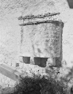 Four accolé en pignon, porté par des consoles en pierres. © Région Bourgogne-Franche-Comté, Inventaire du patrimoine