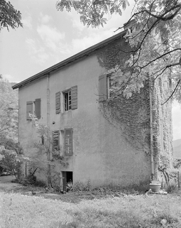 Façade droite avec accès au sous-sol. © Région Bourgogne-Franche-Comté, Inventaire du patrimoine