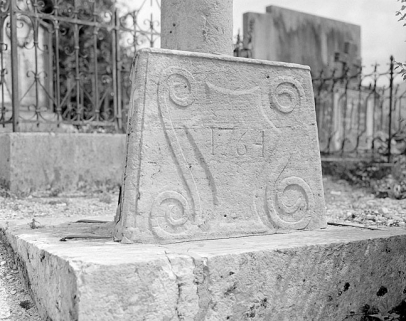La croix de cimetière, détail du socle. © Région Bourgogne-Franche-Comté, Inventaire du patrimoine
