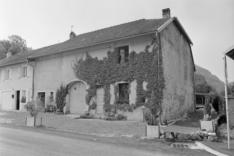 La façade antérieure et la face droite vues de trois quarts. © Région Bourgogne-Franche-Comté, Inventaire du patrimoine