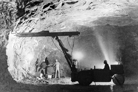 Carrière - Minage avec perforatrice sur jumbo. © Région Bourgogne-Franche-Comté, Inventaire du patrimoine