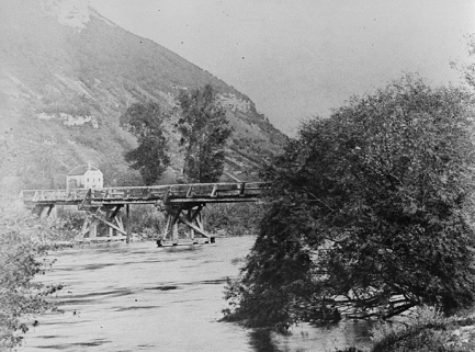 Pont en bois sur la Bienne et au loin le Château des Granges. © Région Bourgogne-Franche-Comté, Inventaire du patrimoine