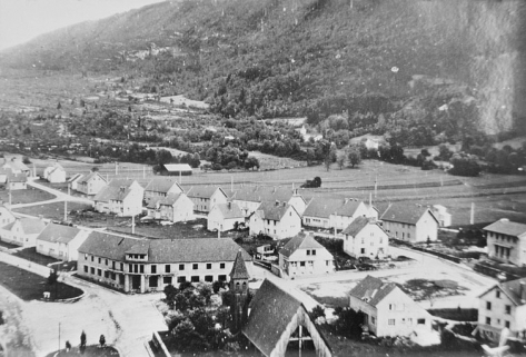 Vue aérienne du nouveau village de Lavancia-Epercy lors de sa reconstruction. © Région Bourgogne-Franche-Comté, Inventaire du patrimoine
