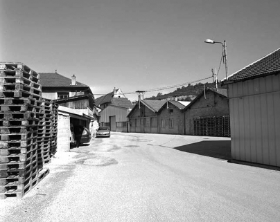 Les ateliers de fabrication depuis la cour. © Région Bourgogne-Franche-Comté, Inventaire du patrimoine