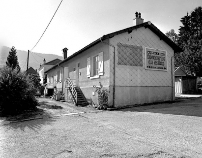 Logement ouvrier : façade antérieure vue de trois quarts. © Région Bourgogne-Franche-Comté, Inventaire du patrimoine