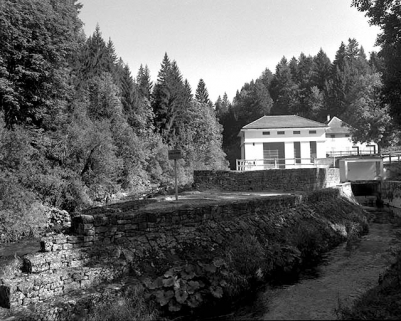 La centrale hydroélectrique depuis le canal de fuite. © Région Bourgogne-Franche-Comté, Inventaire du patrimoine