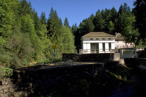 La centrale hydroélectrique depuis le canal de fuite. © Région Bourgogne-Franche-Comté, Inventaire du patrimoine