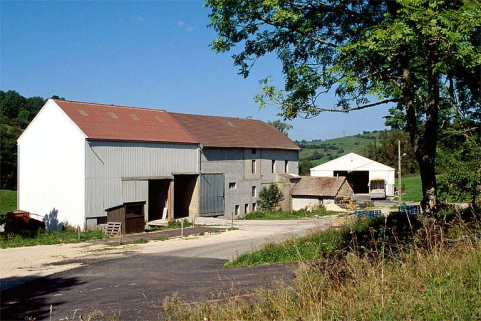 Façade postérieure de trois quarts arrière. © Région Bourgogne-Franche-Comté, Inventaire du patrimoine