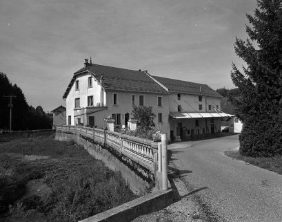 Bassin de retenue (hors eau), logement et atelier de fabrication. © Région Bourgogne-Franche-Comté, Inventaire du patrimoine