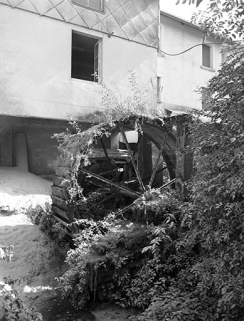 Roue hydraulique sur la façade postérieure. © Région Bourgogne-Franche-Comté, Inventaire du patrimoine