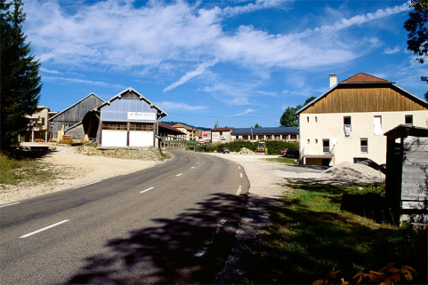 Vue d'ensemble depuis le sud. © Région Bourgogne-Franche-Comté, Inventaire du patrimoine Vue d'ensemble depuis le sud. © Région Bourgogne-Franche-Comté, Inventaire du patrimoine