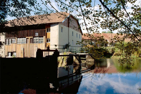 Au premier plan, bassin de retenue. © Région Bourgogne-Franche-Comté, Inventaire du patrimoine Au premier plan, bassin de retenue. © Région Bourgogne-Franche-Comté, Inventaire du patrimoine