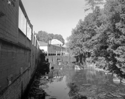 Façades de l'usine sur l'Angillon et barrage. © Région Bourgogne-Franche-Comté, Inventaire du patrimoine Façades de l'usine sur l'Angillon et barrage. © Région Bourgogne-Franche-Comté, Inventaire du patrimoine