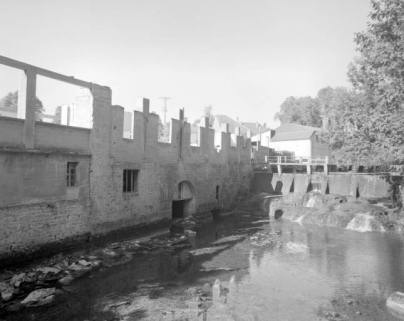 Vue depuis la rive gauche d'aval : vestiges de la scierie et barrage. © Région Bourgogne-Franche-Comté, Inventaire du patrimoine Vue depuis la rive gauche d'aval : vestiges de la scierie et barrage. © Région Bourgogne-Franche-Comté, Inventaire du patrimoine