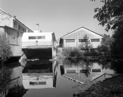 Atelier de fabrication et atelier de réparation depuis la rive gauche. © Région Bourgogne-Franche-Comté, Inventaire du patrimoine Atelier de fabrication et atelier de réparation depuis la rive gauche. © Région Bourgogne-Franche-Comté, Inventaire du patrimoine