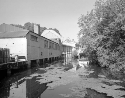 Façades des ateliers de fabrication sur l'Angillon. © Région Bourgogne-Franche-Comté, Inventaire du patrimoine Façades des ateliers de fabrication sur l'Angillon. © Région Bourgogne-Franche-Comté, Inventaire du patrimoine