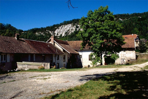 Façades sur cour des logements et parties agricoles. © Région Bourgogne-Franche-Comté, Inventaire du patrimoine