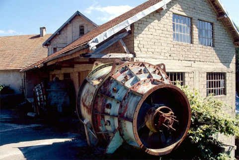 Turbines déposées devant le magasin industriel. © Région Bourgogne-Franche-Comté, Inventaire du patrimoine