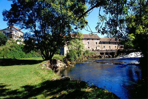 Vue d'ensemble depuis l'ouest. © Région Bourgogne-Franche-Comté, Inventaire du patrimoine