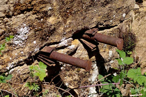 Détail de coins encore en place dans le front de taille. © Région Bourgogne-Franche-Comté, Inventaire du patrimoine