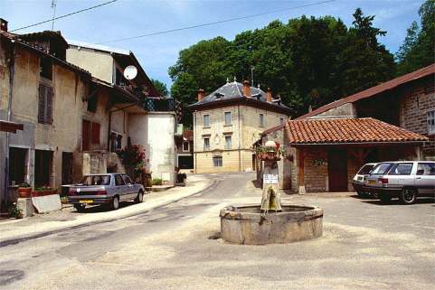 Bureau vu depuis la fontaine, au sud. © Région Bourgogne-Franche-Comté, Inventaire du patrimoine