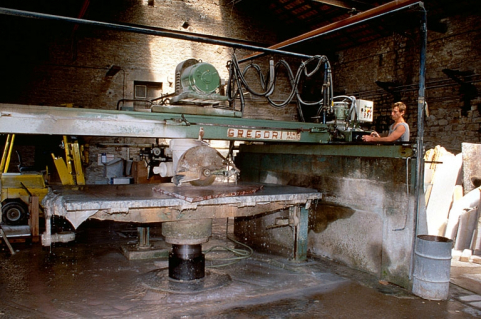 2e débiteuse Gregori en cours de sciage, avec ouvrier. © Région Bourgogne-Franche-Comté, Inventaire du patrimoine