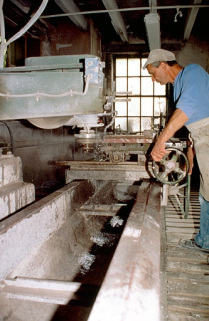 Moulurage d'une plaque de marbre. © Région Bourgogne-Franche-Comté, Inventaire du patrimoine