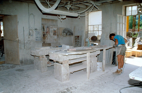 Polissage du chant d'une marche d'escalier à l'aide d'une meuleuse. © Région Bourgogne-Franche-Comté, Inventaire du patrimoine