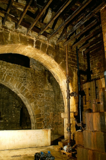 Arcs-diaphragmes sud du puits à Muire. Les 2 baies cintrées visibles dans le mur du fond donnaient accès à une ancienne source. © Région Bourgogne-Franche-Comté, Inventaire du patrimoine Arcs-diaphragmes sud du puits à Muire. Les 2 baies cintrées visibles dans le mur du fond donnaient accès à une ancienne source. © Région Bourgogne-Franche-Comté, Inventaire du patrimoine