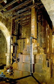 Massif de maçonnerie du puits à Muire supportant les installations de pompage. À gauche, les anciennes canalisations de remontée de l'eau salée (hors d'usage). © Région Bourgogne-Franche-Comté, Inventaire du patrimoine Massif de maçonnerie du puits à Muire supportant les installations de pompage. À gauche, les anciennes canalisations de remontée de l'eau salée (hors d'usage). © Région Bourgogne-Franche-Comté, Inventaire du patrimoine