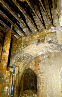 Angle nord-ouest du puits à Muire en contre-plongée. © Région Bourgogne-Franche-Comté, Inventaire du patrimoine Angle nord-ouest du puits à Muire en contre-plongée. © Région Bourgogne-Franche-Comté, Inventaire du patrimoine