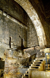 Mur sud du puits à Muire depuis le niveau inférieur. La principale source salée jaillit à gauche de l'escalier. © Région Bourgogne-Franche-Comté, Inventaire du patrimoine Mur sud du puits à Muire depuis le niveau inférieur. La principale source salée jaillit à gauche de l'escalier. © Région Bourgogne-Franche-Comté, Inventaire du patrimoine