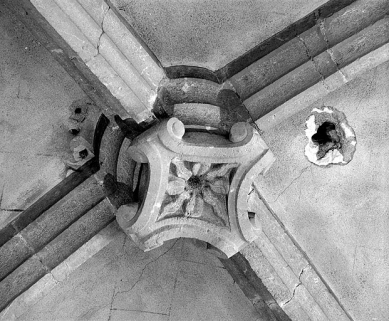 Clef de voûte de la deuxième travée du collatéral nord. © Région Bourgogne-Franche-Comté, Inventaire du patrimoine