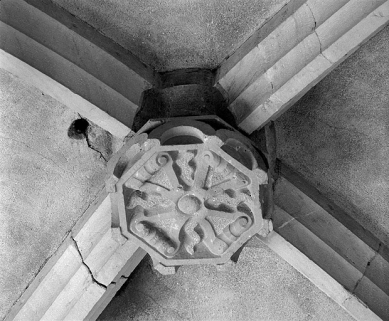 Clef de voûte de la première travée du collatéral sud. © Région Bourgogne-Franche-Comté, Inventaire du patrimoine