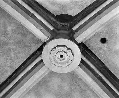 Clef de voûte de la huitième travée du collatéral sud. © Région Bourgogne-Franche-Comté, Inventaire du patrimoine