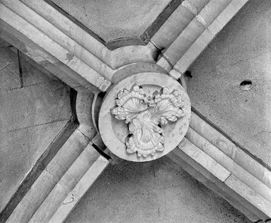 Clef de voûte de la cinquième travée du collatéral nord. © Région Bourgogne-Franche-Comté, Inventaire du patrimoine