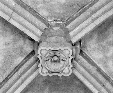 Clef de voûte de la quatrième travée du collatéral sud. © Région Bourgogne-Franche-Comté, Inventaire du patrimoine