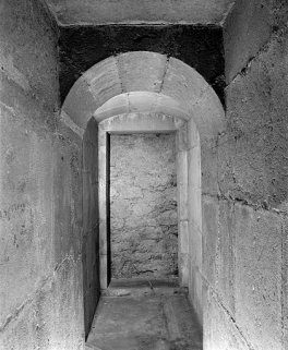 Porte murée à l'extrémité occidentale de la coursière du collatéral sud. © Région Bourgogne-Franche-Comté, Inventaire du patrimoine